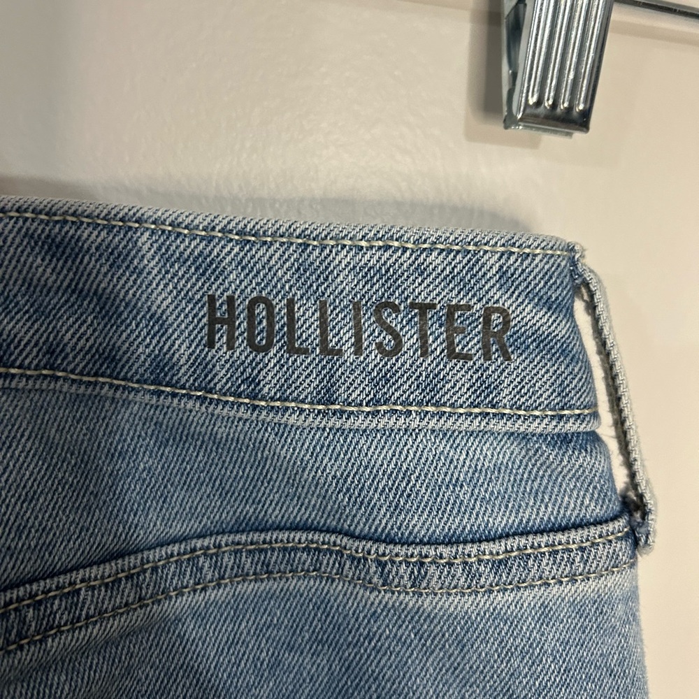 Hollister Doodle Ultra High Rise Mom Jean Light Wash - Picture 4 of 4
